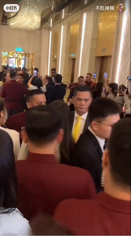 全紅嬋現身澳門酒店遭近百狂迷圍堵嚇到喊！男女粉絲跟入女廁場面失控 