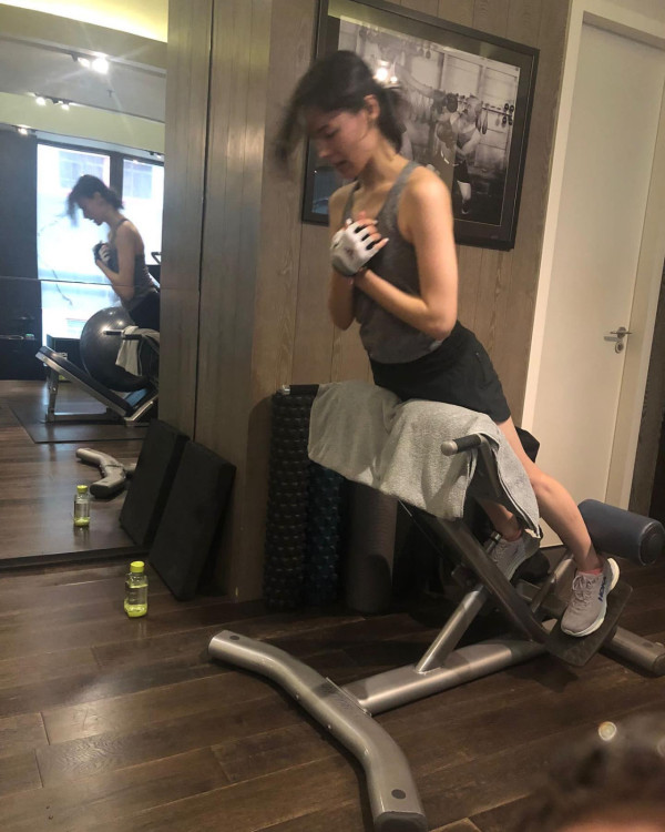 梁洛施與大仔低調現身美國？ 疑似囝囝近照曝光 身高直逼媽咪！ 