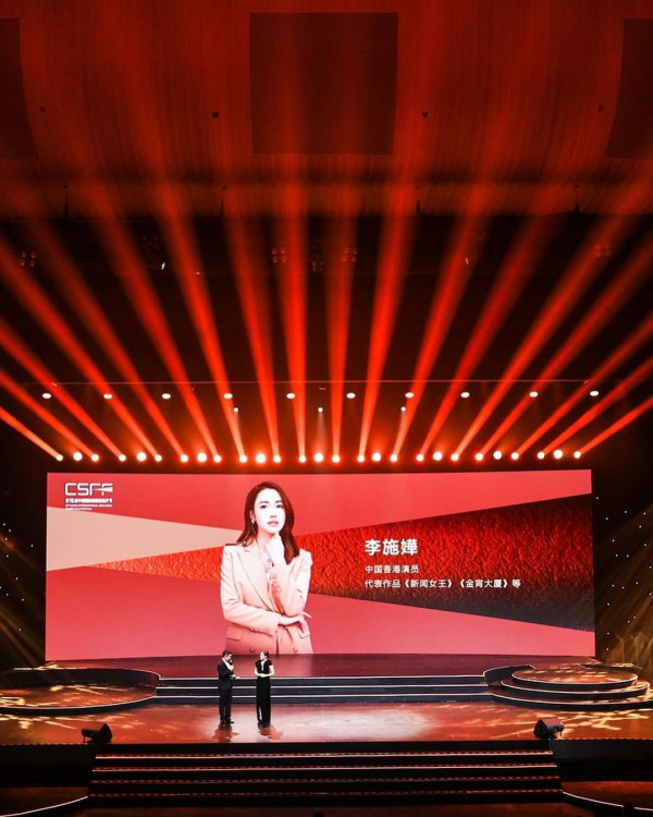 41歲黃智雯離巢後罕有性感！向前傾露超深事業線！ 