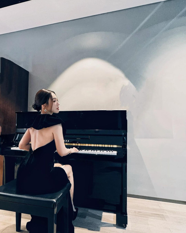 41歲黃智雯離巢後罕有性感！向前傾露超深事業線！ 