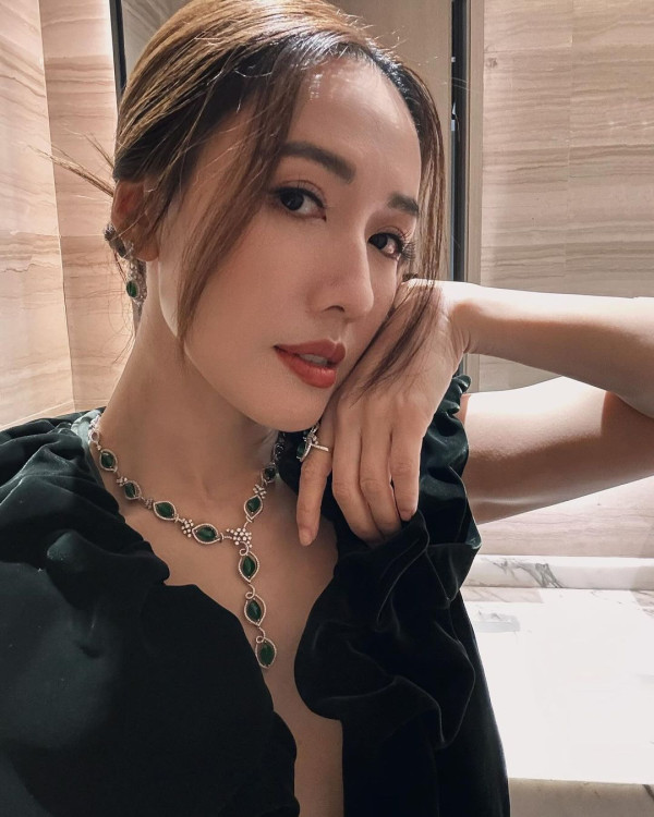 41歲黃智雯離巢後罕有性感！向前傾露超深事業線！ 