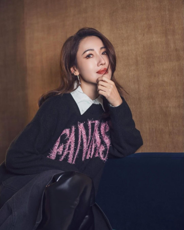 41歲黃智雯離巢後罕有性感！向前傾露超深事業線！ 