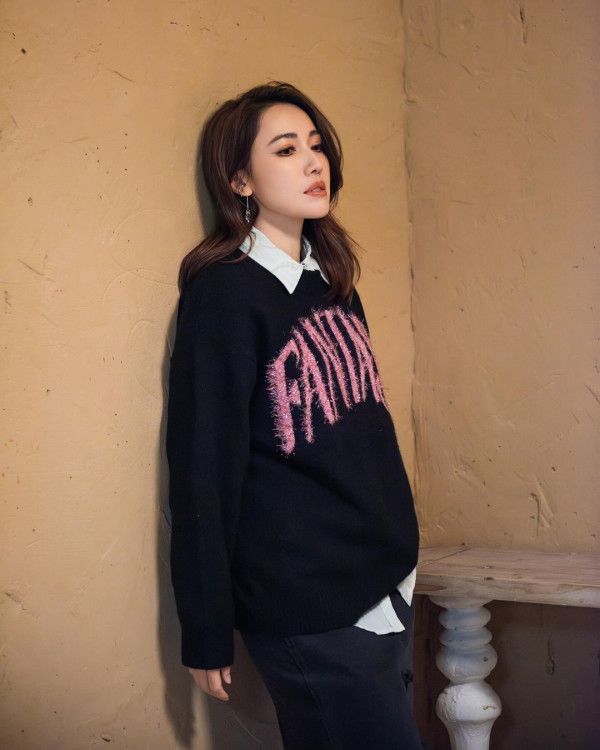 41歲黃智雯離巢後罕有性感！向前傾露超深事業線！ 