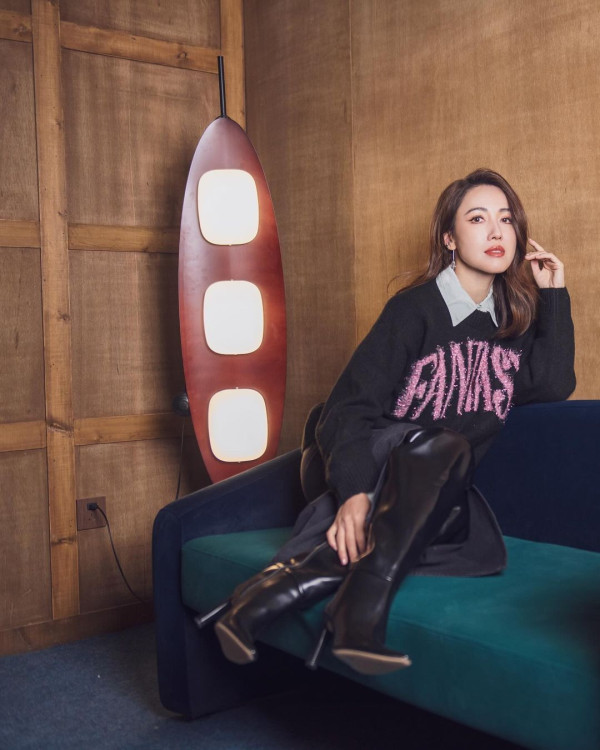 41歲黃智雯離巢後罕有性感！向前傾露超深事業線！ 