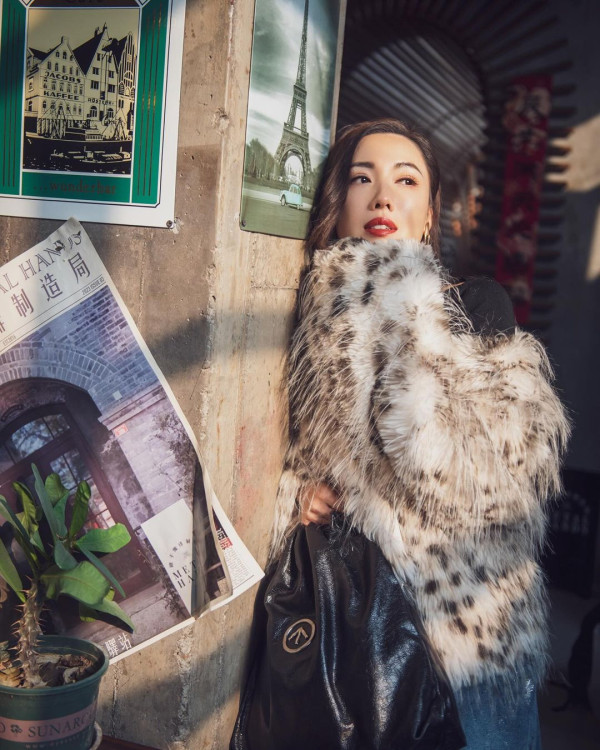 41歲黃智雯離巢後罕有性感！向前傾露超深事業線！ 