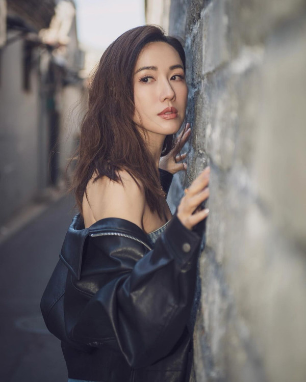 41歲黃智雯離巢後罕有性感！向前傾露超深事業線！ 