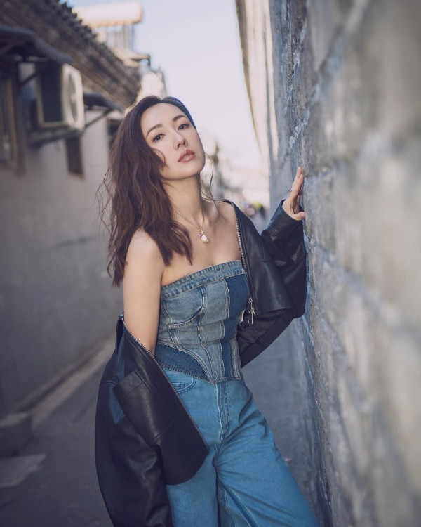 41歲黃智雯離巢後罕有性感！向前傾露超深事業線！ 