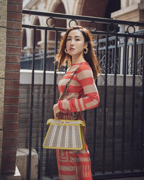 41歲黃智雯離巢後罕有性感！向前傾露超深事業線！ 