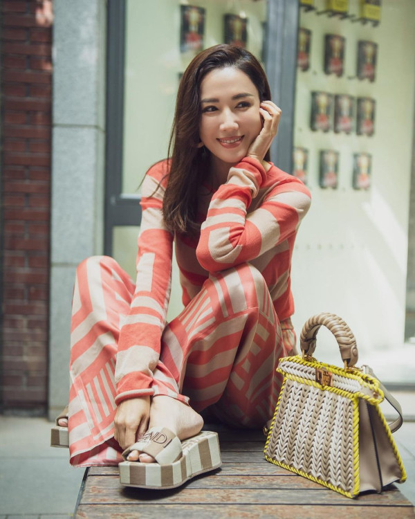 41歲黃智雯離巢後罕有性感！向前傾露超深事業線！ 