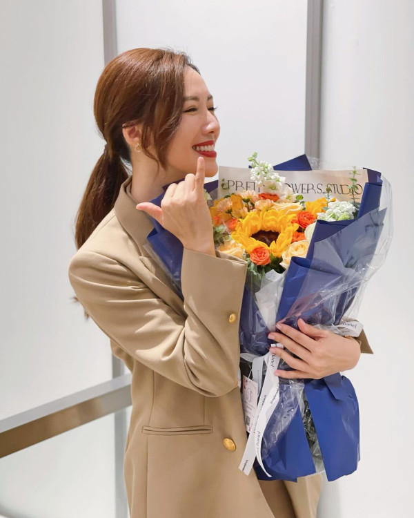 41歲黃智雯離巢後罕有性感！向前傾露超深事業線！ 