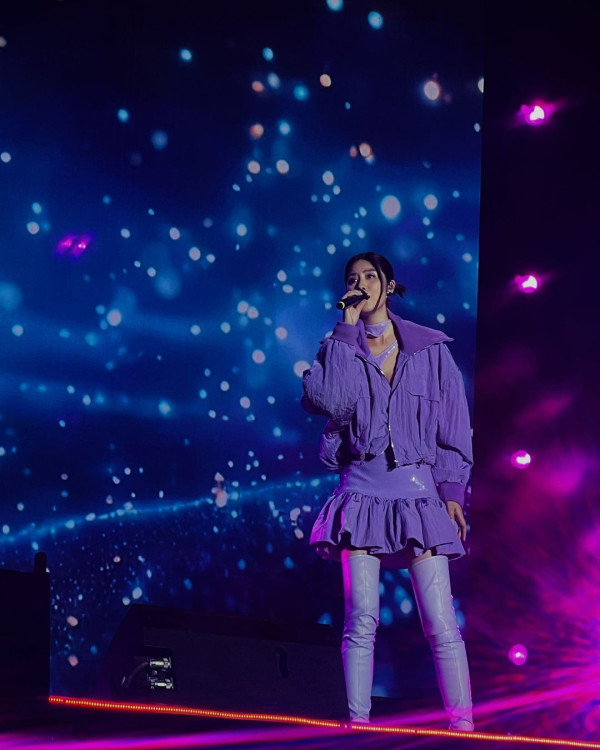 52歲陳慧琳突然剪八字胎毛瀏海！全新髮型現身南京！網民驚訝：發生咩事？ 