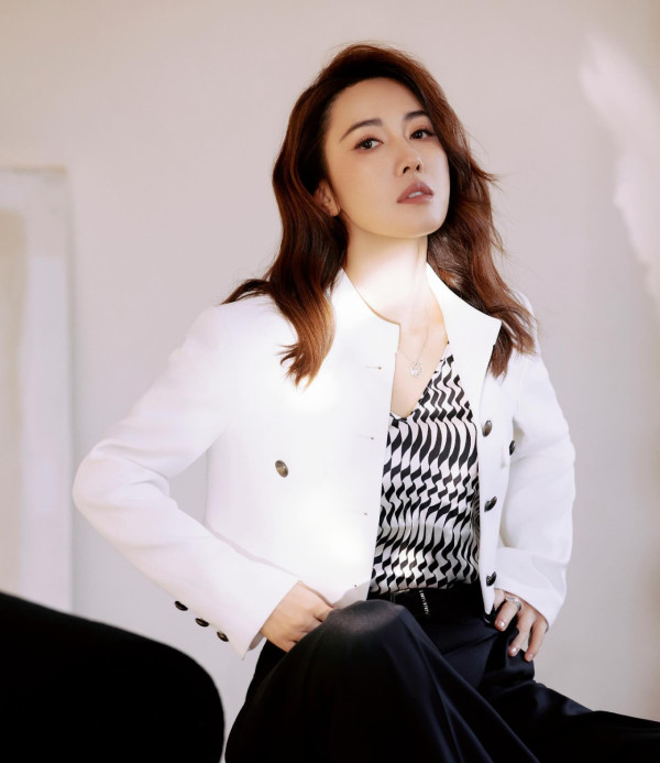 41歲黃智雯離巢後罕有性感！向前傾露超深事業線！ 