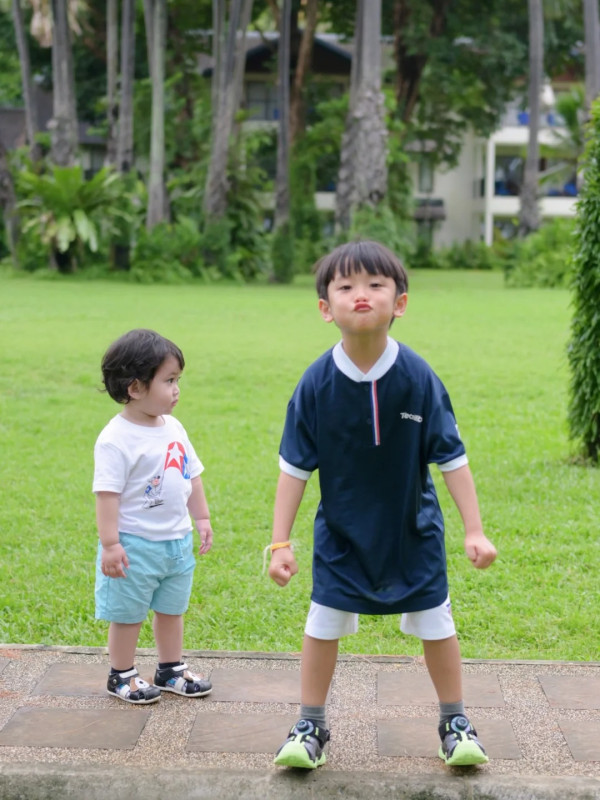 陳凱琳鄭嘉穎帶3個囝囝去泰國!著全紅色家庭裝勁溫馨!