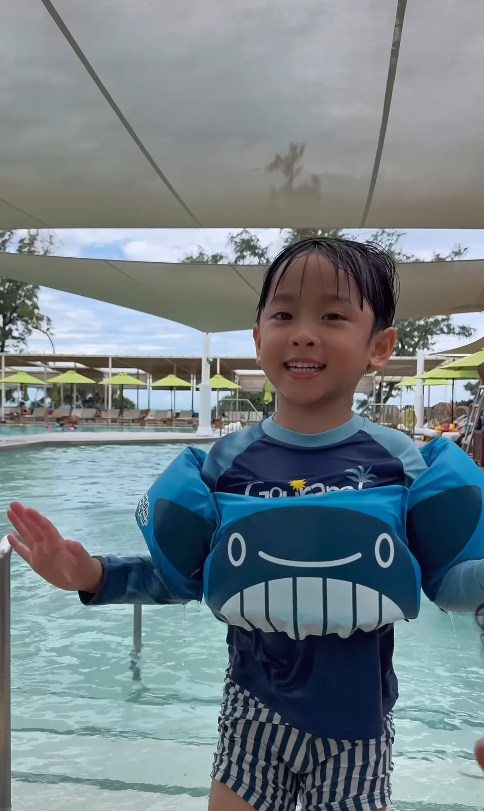 陳凱琳鄭嘉穎帶3個囝囝去泰國!著全紅色家庭裝勁溫馨!