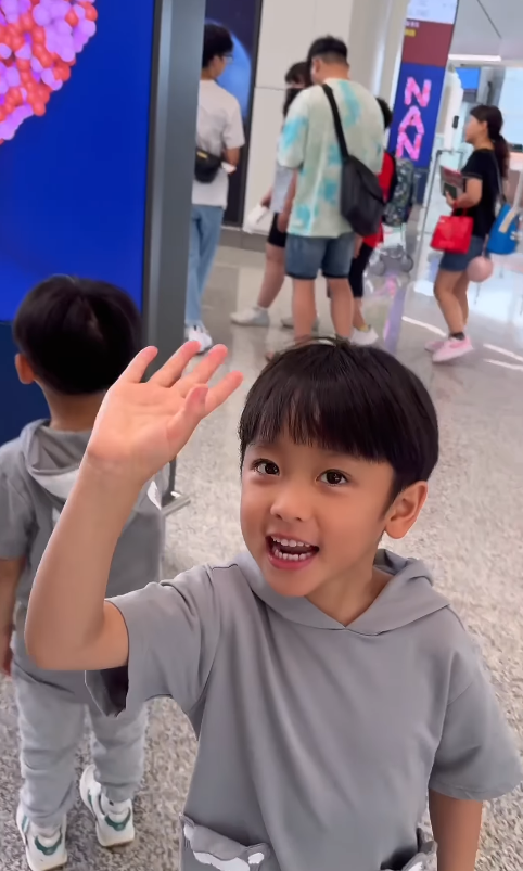 陳凱琳鄭嘉穎帶3個囝囝去泰國!著全紅色家庭裝勁溫馨!