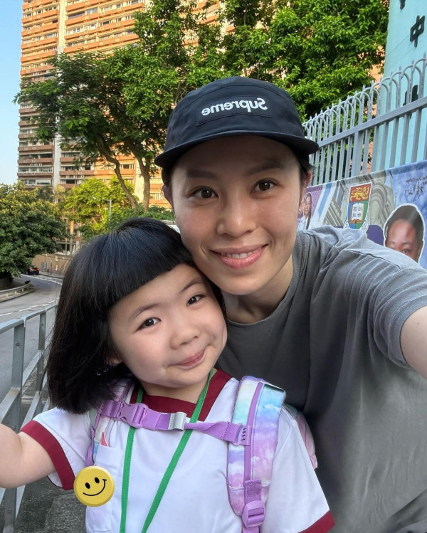 李璨琛大女Lucy考第一獎勵漂頭髮染粉毛！育兒手法再惹兩極爭議︰不負責任