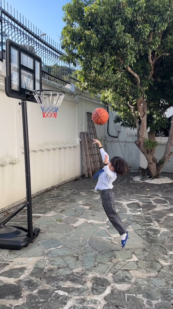 細仔JJ在花園打籃球的影片，就連網民看後都忍不住驚嘆：「後院很大」。圖片來源：Instagram
