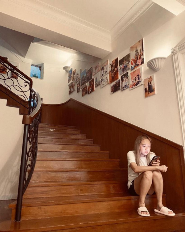阿Bob過去曾在IG分享太太的照片，當時Pearl坐在家中樓梯間睇電話。圖片來源：Instagram