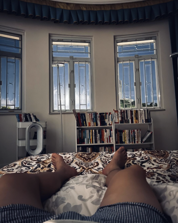 除了樓梯照，阿Bob亦多次貼出與太太的睡房照，房內擺設相當簡約有格調，而且房間十分之光猛。圖片來源：Instagram