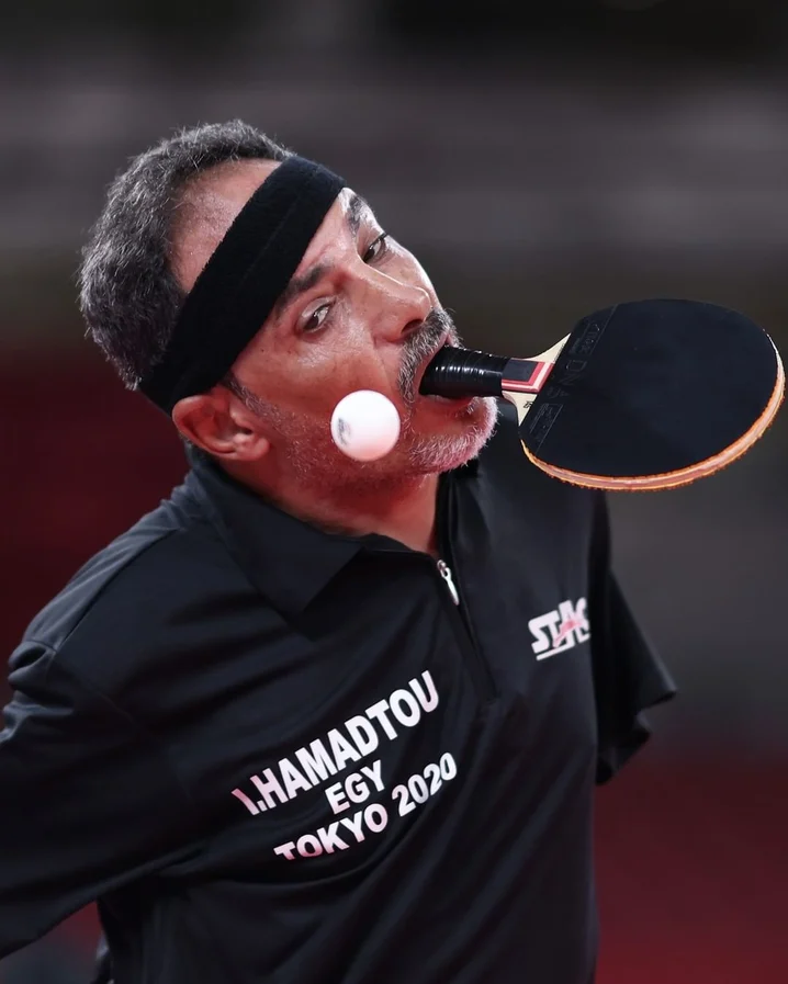 巴黎殘奧|失去雙臂乒乓球選手口持球拍、用腳發球 堅持逾40年三戰奧運