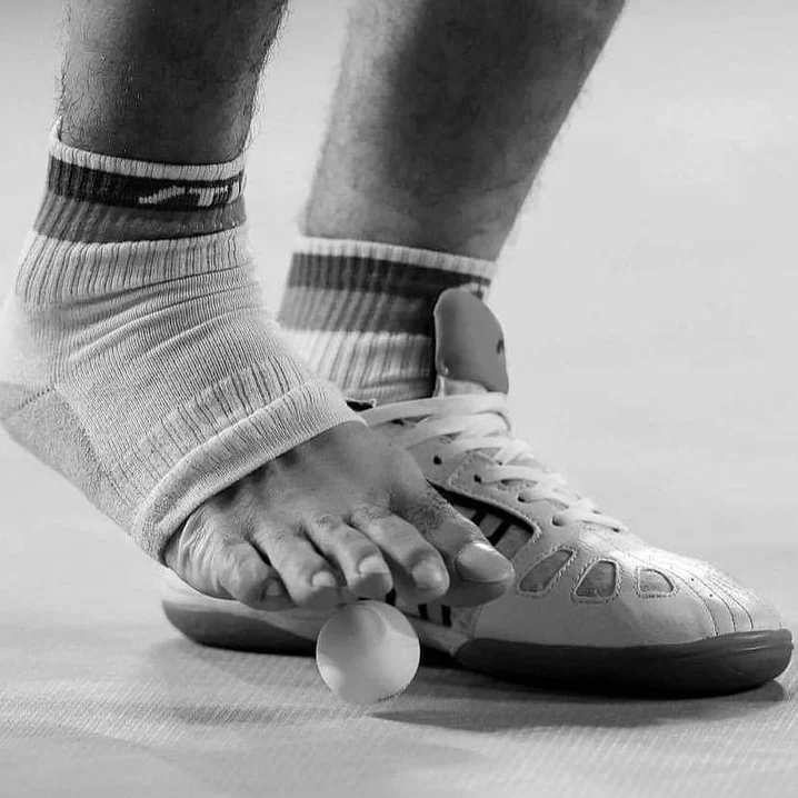 巴黎殘奧|失去雙臂乒乓球選手口持球拍、用腳發球 堅持逾40年三戰奧運