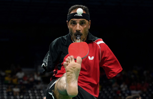 巴黎殘奧|失去雙臂乒乓球選手口持球拍、用腳發球 堅持逾40年三戰奧運