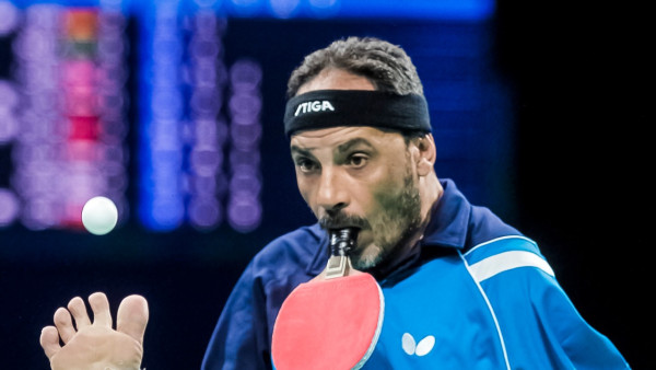 巴黎殘奧|失去雙臂乒乓球選手口持球拍、用腳發球 堅持逾40年三戰奧運