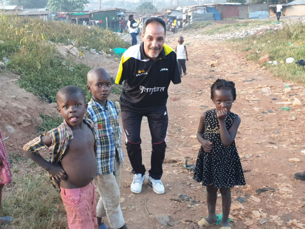 巴黎殘奧|失去雙臂乒乓球選手口持球拍、用腳發球 堅持逾40年三戰奧運