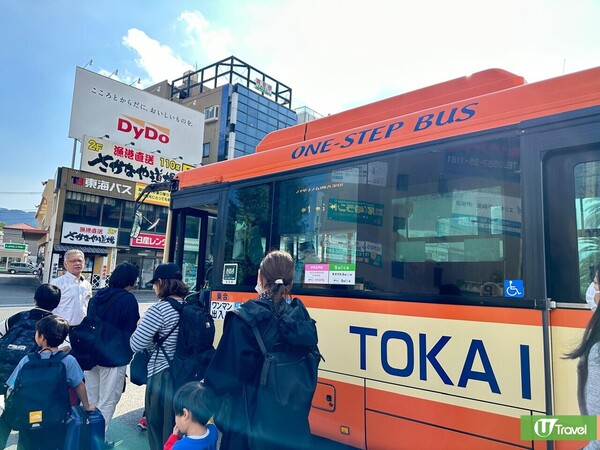 伊豆 伊東站附近 坐東海巴士 去大室山。最多人排隊的巴士線。（韋珈萱攝）