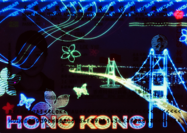 網民發現護照驚人絕美一面!紫外光下每頁都有不同設計 網民讚具本土特色