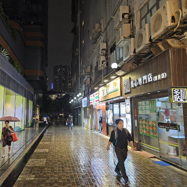 颱風「摩羯」襲港，有港人發現超市平價菜幾乎被清空，只有一樣蔬果剩超多。來源：Facebook@東張西望關注組