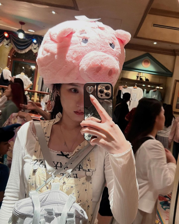 落選港姐遊芬蘭曬紅色火辣泳照 白滑美肌+深長事業線勁吸睛!