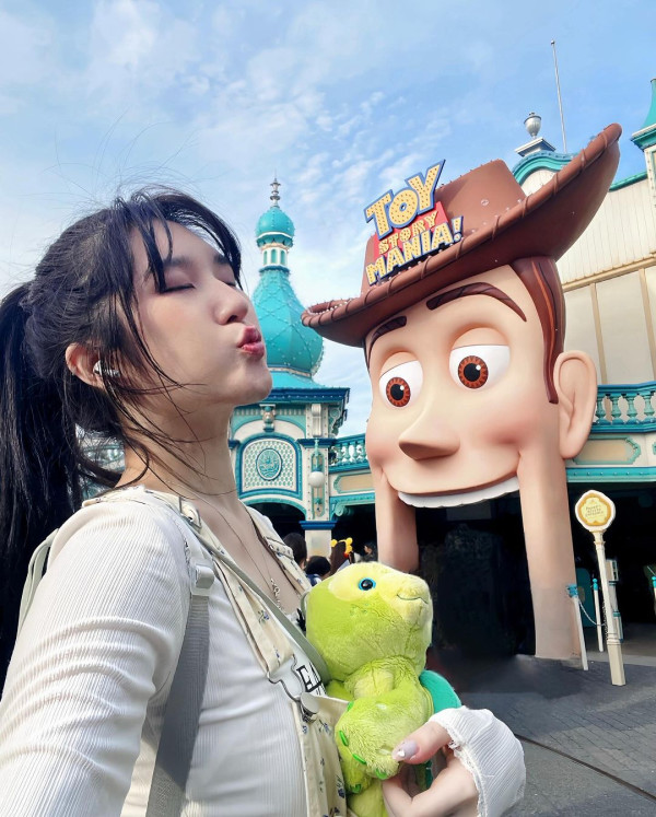 落選港姐遊芬蘭曬紅色火辣泳照 白滑美肌+深長事業線勁吸睛!