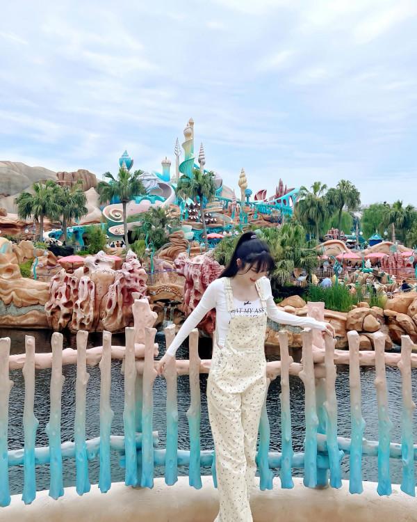 落選港姐遊芬蘭曬紅色火辣泳照 白滑美肌+深長事業線勁吸睛!