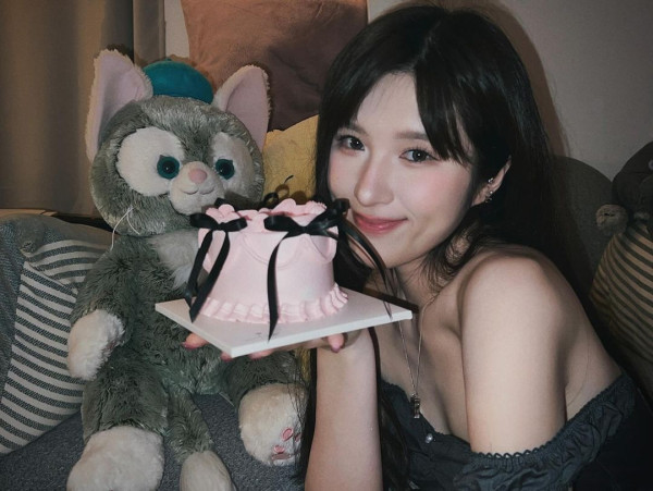 落選港姐遊芬蘭曬紅色火辣泳照 白滑美肌+深長事業線勁吸睛!