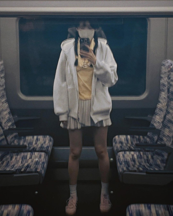 落選港姐遊芬蘭曬紅色火辣泳照 白滑美肌+深長事業線勁吸睛!