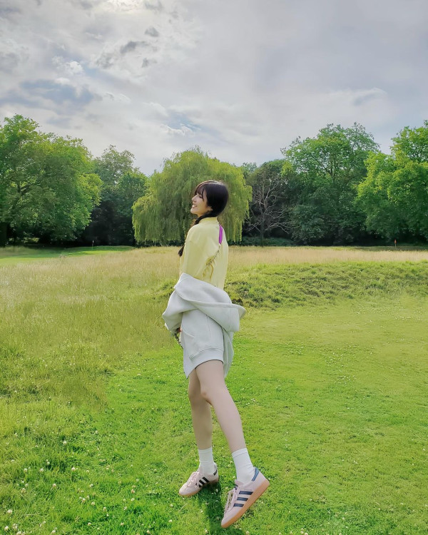 落選港姐遊芬蘭曬紅色火辣泳照 白滑美肌+深長事業線勁吸睛!