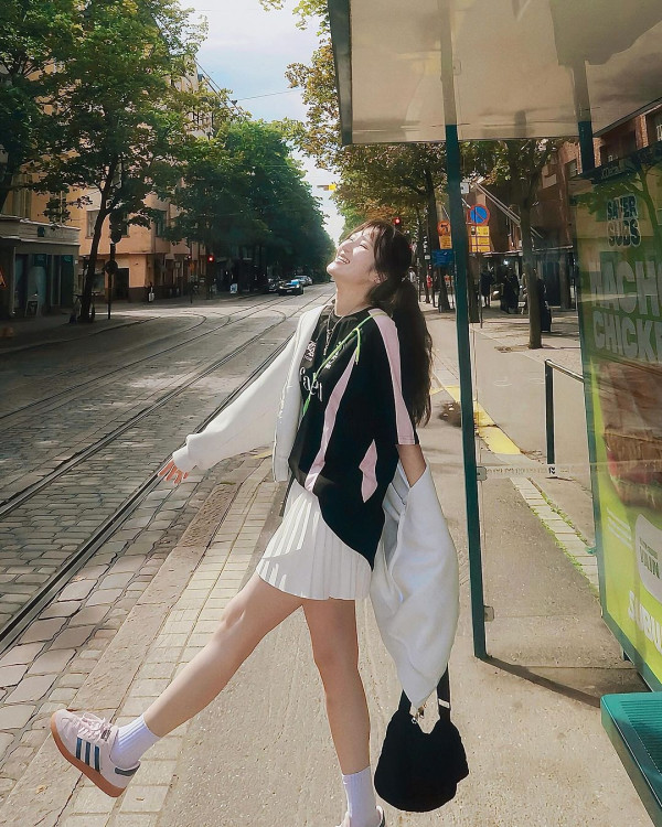 落選港姐遊芬蘭曬紅色火辣泳照 白滑美肌+深長事業線勁吸睛!