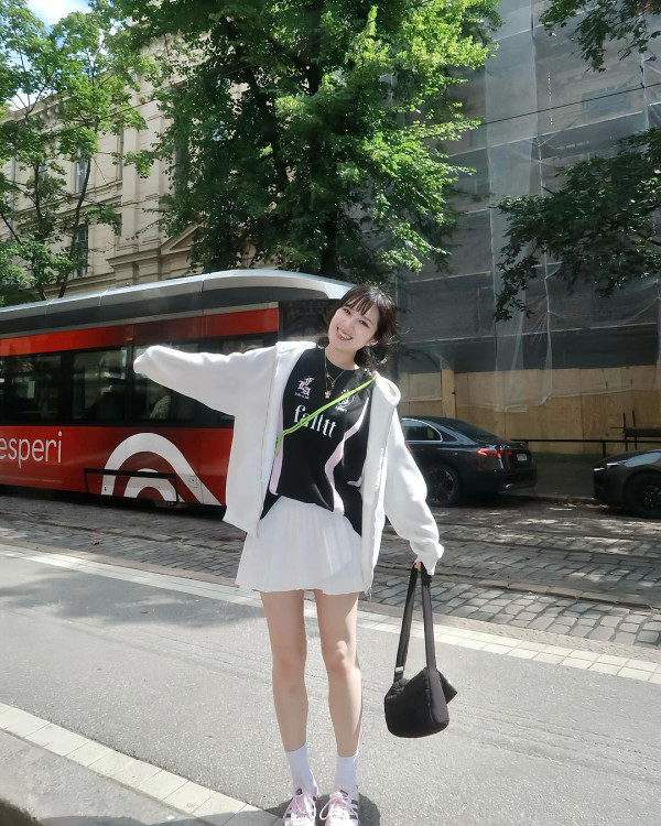 落選港姐遊芬蘭曬紅色火辣泳照 白滑美肌+深長事業線勁吸睛!