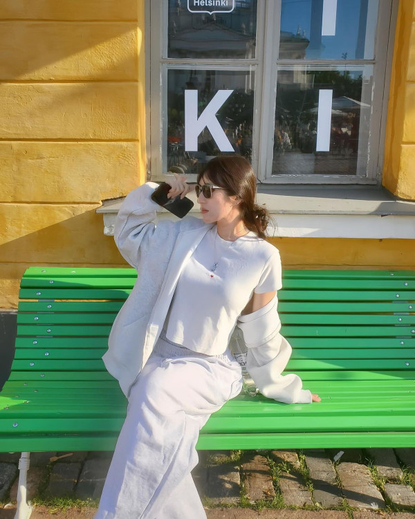 落選港姐遊芬蘭曬紅色火辣泳照 白滑美肌+深長事業線勁吸睛!