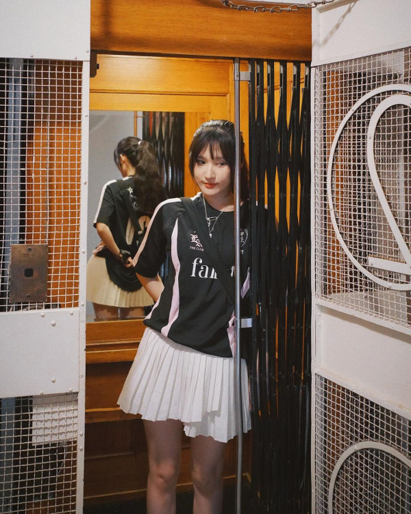 落選港姐遊芬蘭曬紅色火辣泳照 白滑美肌+深長事業線勁吸睛!