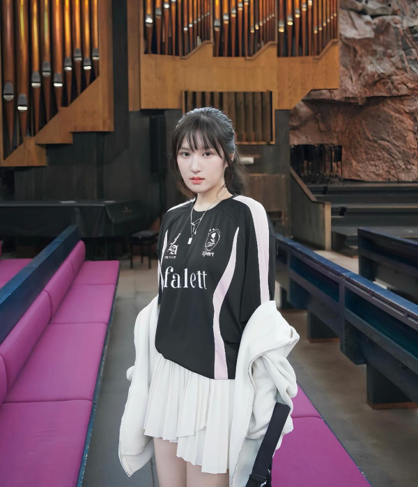 落選港姐遊芬蘭曬紅色火辣泳照 白滑美肌+深長事業線勁吸睛!