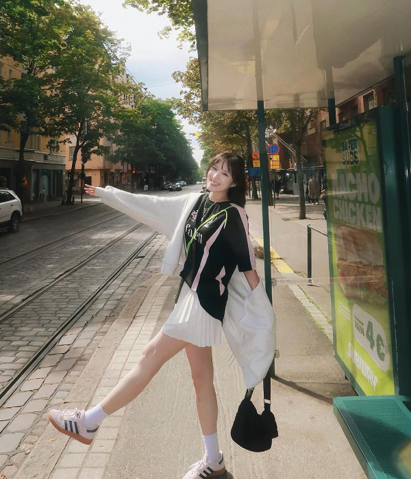 落選港姐遊芬蘭曬紅色火辣泳照 白滑美肌+深長事業線勁吸睛!