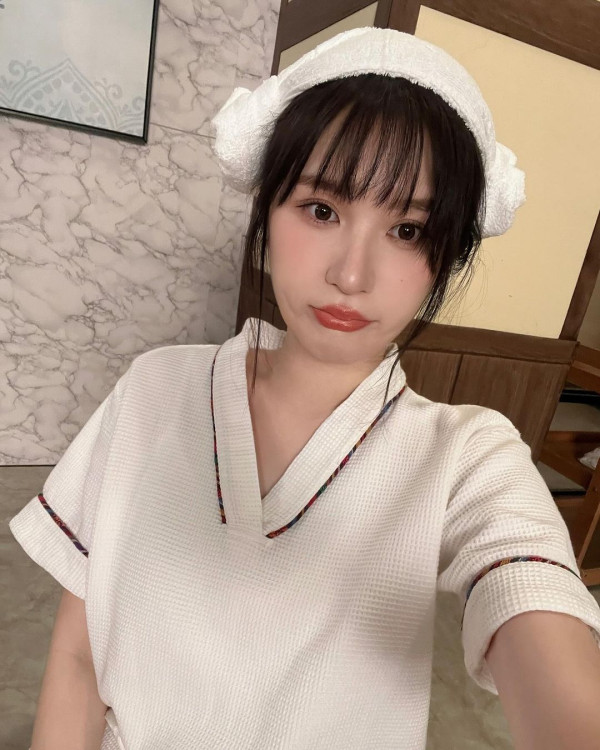 落選港姐遊芬蘭曬紅色火辣泳照 白滑美肌+深長事業線勁吸睛!