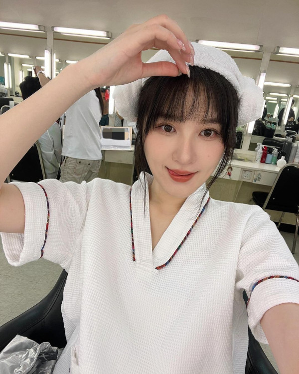 落選港姐遊芬蘭曬紅色火辣泳照 白滑美肌+深長事業線勁吸睛!