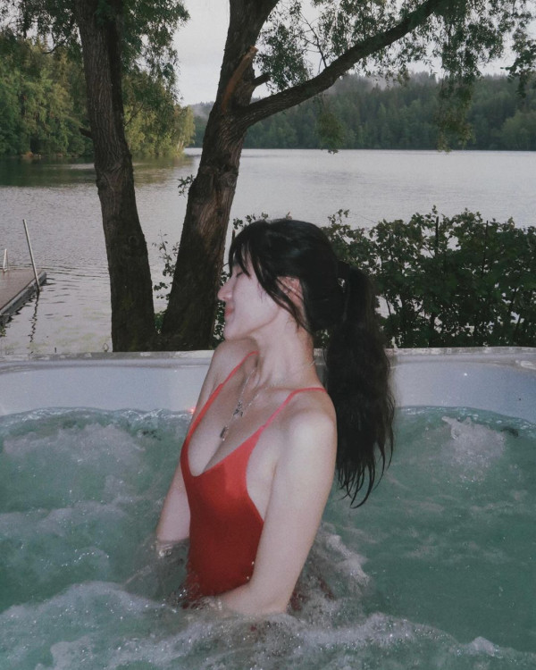 落選港姐遊芬蘭曬紅色火辣泳照 白滑美肌+深長事業線勁吸睛!