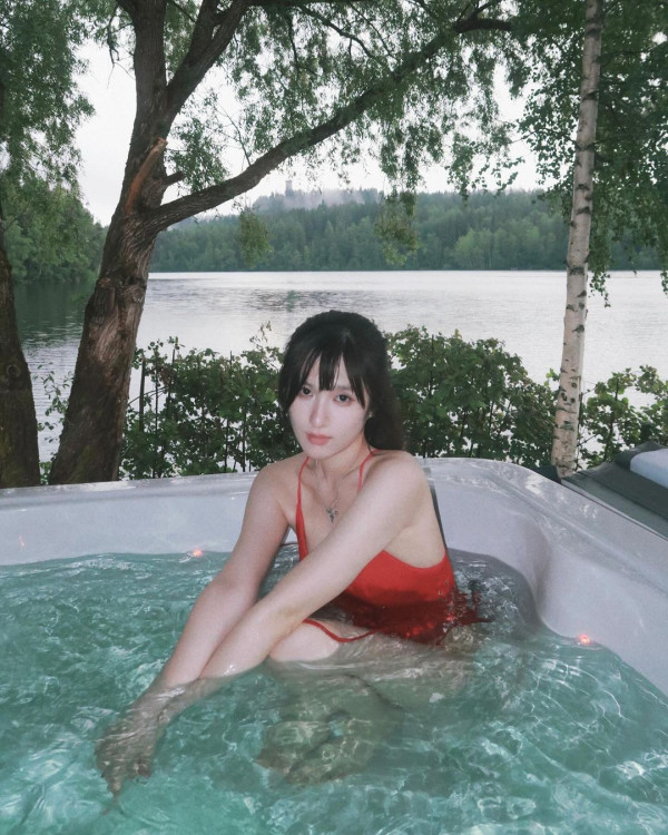 落選港姐遊芬蘭曬紅色火辣泳照 白滑美肌+深長事業線勁吸睛!