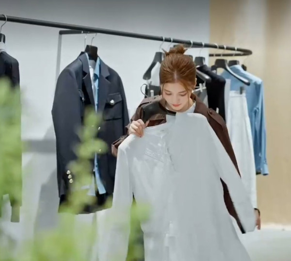 「百億新抱」吳千語現身內地晚宴生圖曝光 身材變圓潤小腹微微隆起飄孕味？ 