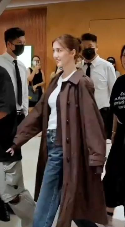 「百億新抱」吳千語現身內地晚宴生圖曝光 身材變圓潤小腹微微隆起飄孕味？ 