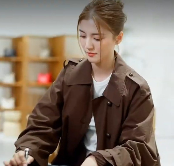 「百億新抱」吳千語現身內地晚宴生圖曝光 身材變圓潤小腹微微隆起飄孕味？ 